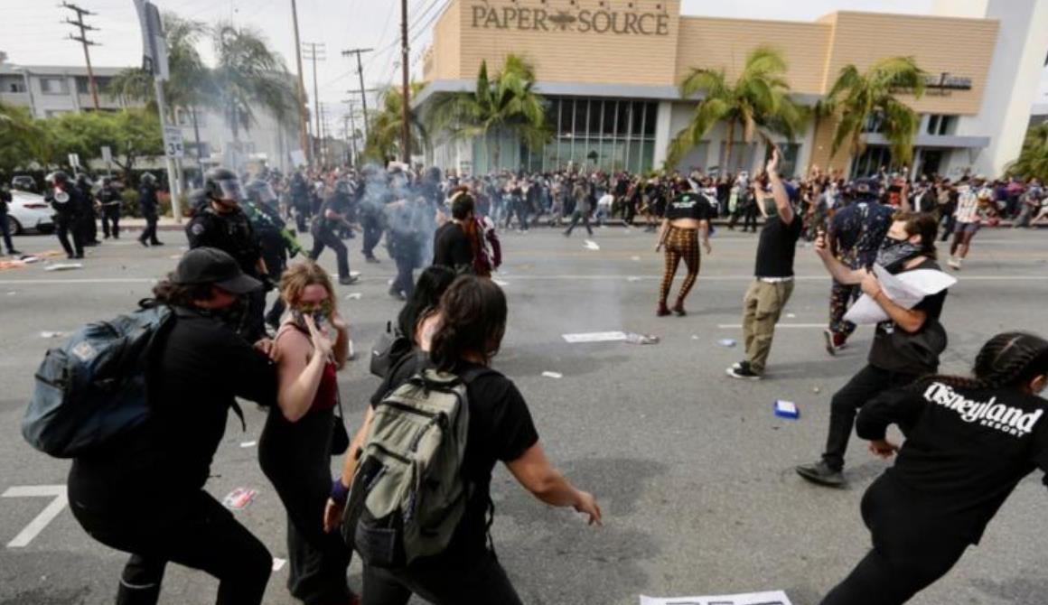 美国这一次又严重分裂了，甚至会引发内战！加州公开反对联邦政府的非法移民政策，加