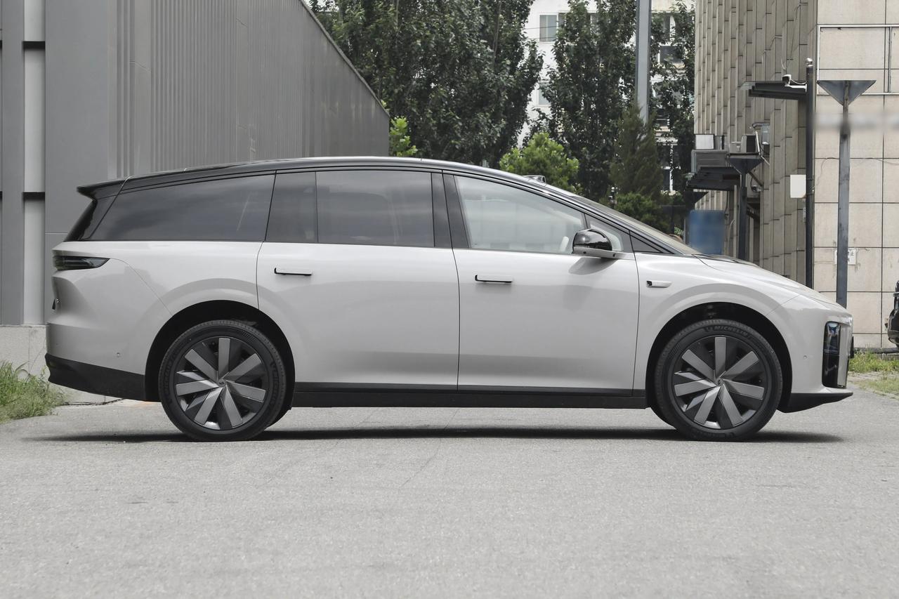 最近有车圈大佬谈自家为什么不用大压铸造车，说了一些弊端，理想汽车高管下场了，对这