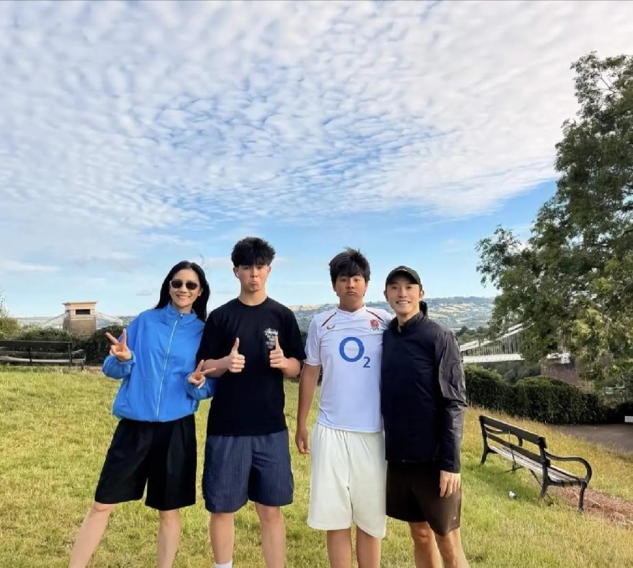 沙溢胡可远赴英国陪读：光鲜留学背后，是中年父母不敢停下的底气与心酸近日，4