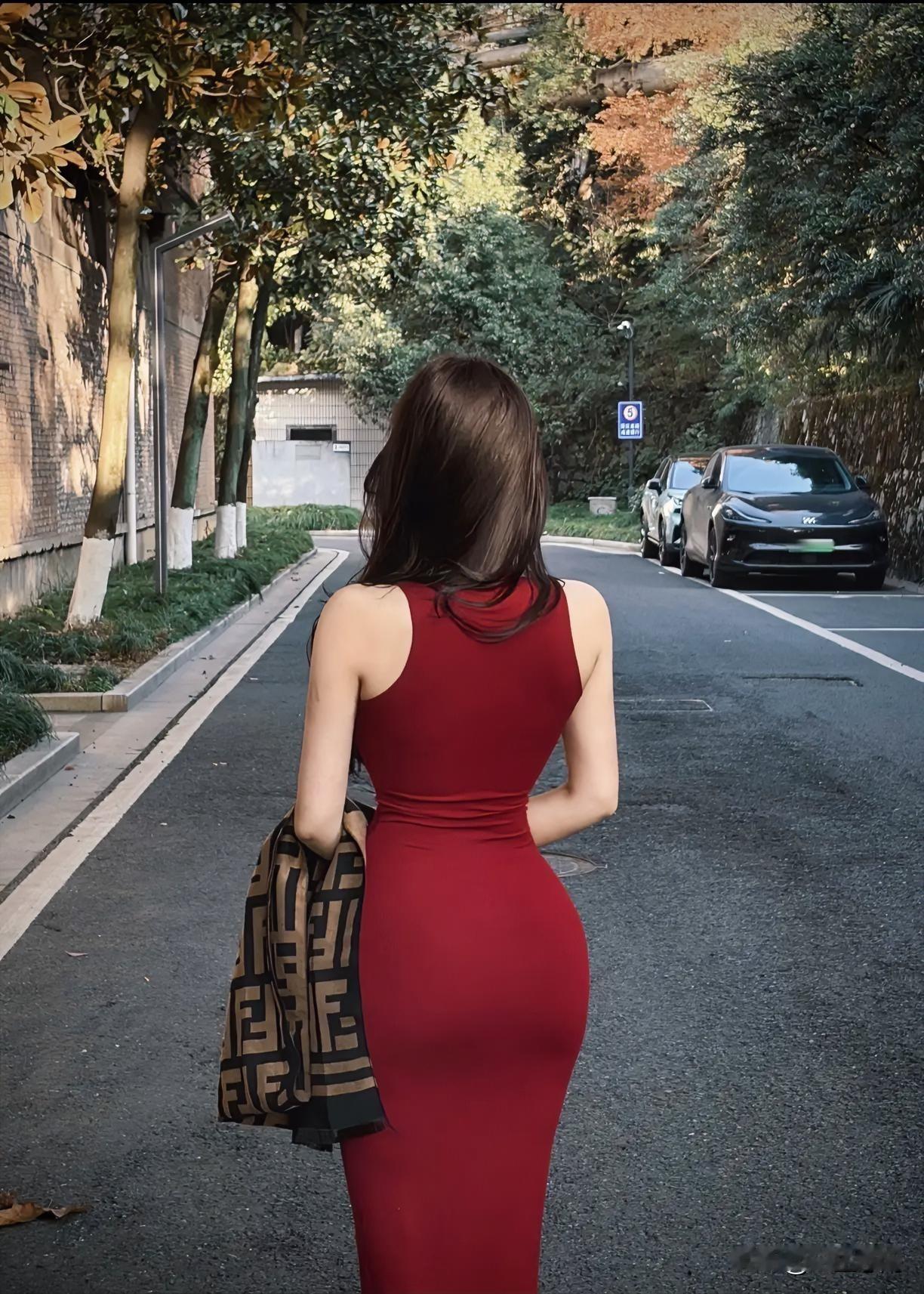 性学专家李银河说：“很多男人选女人，眼睛就盯着两样东西。脸好不好身材辣不辣。觉得