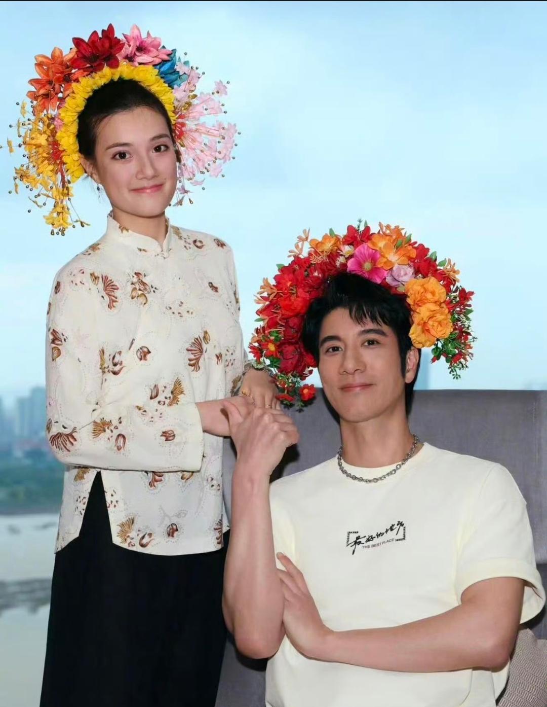 不得不感叹遗传基因的强大了！他的侄女竟跟他长的一模一样，大家能看出这是哪位歌星吗​