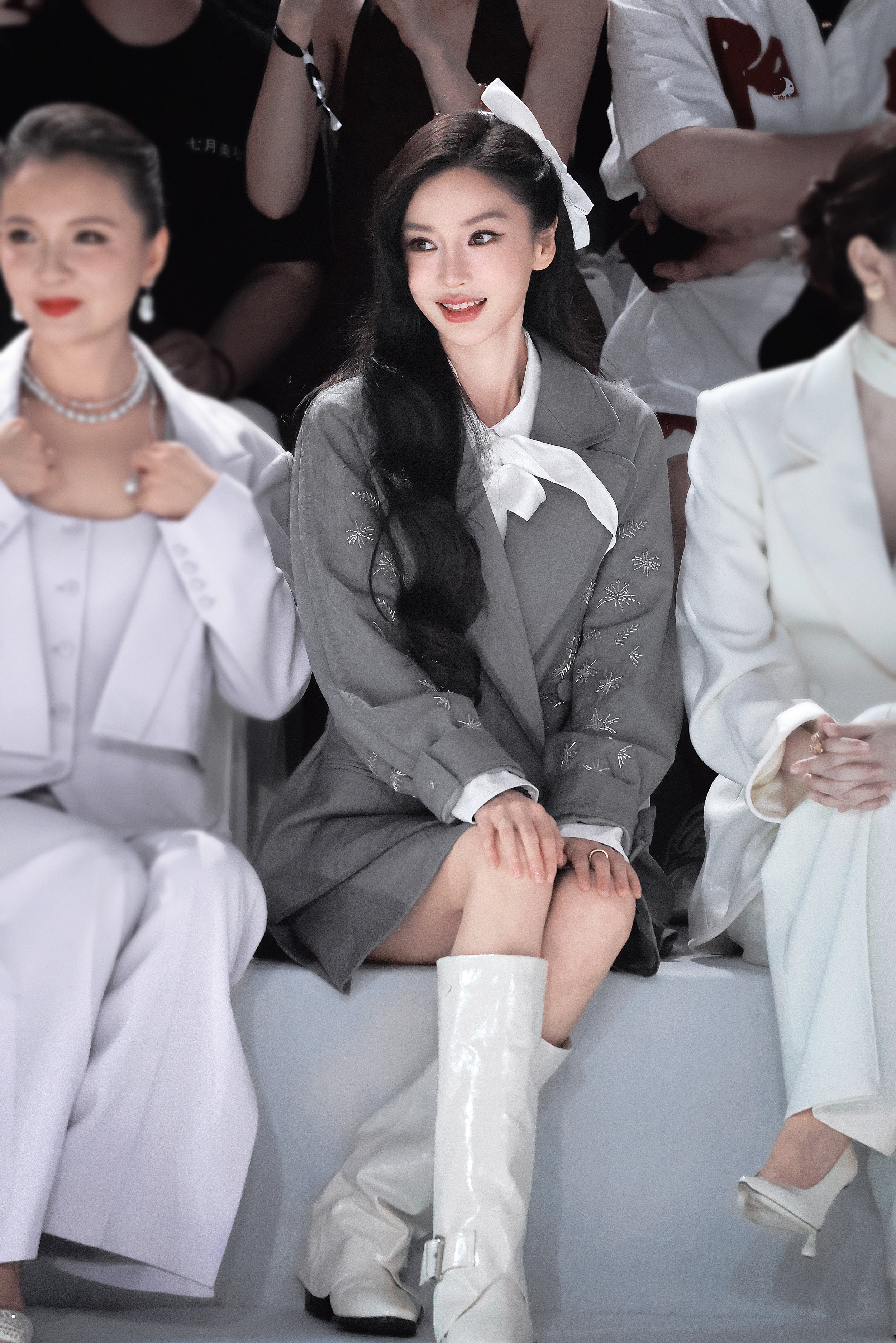 Angelababy生图美到惊为天人baby灰色百褶套裙大长腿白色高跟靴