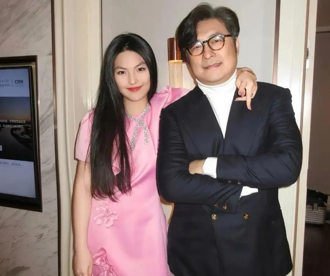 零下二十度穿吊带裙，真不靠硬扛。你裹紧羽绒服刷到李湘母女夏装赴宴，第一反应