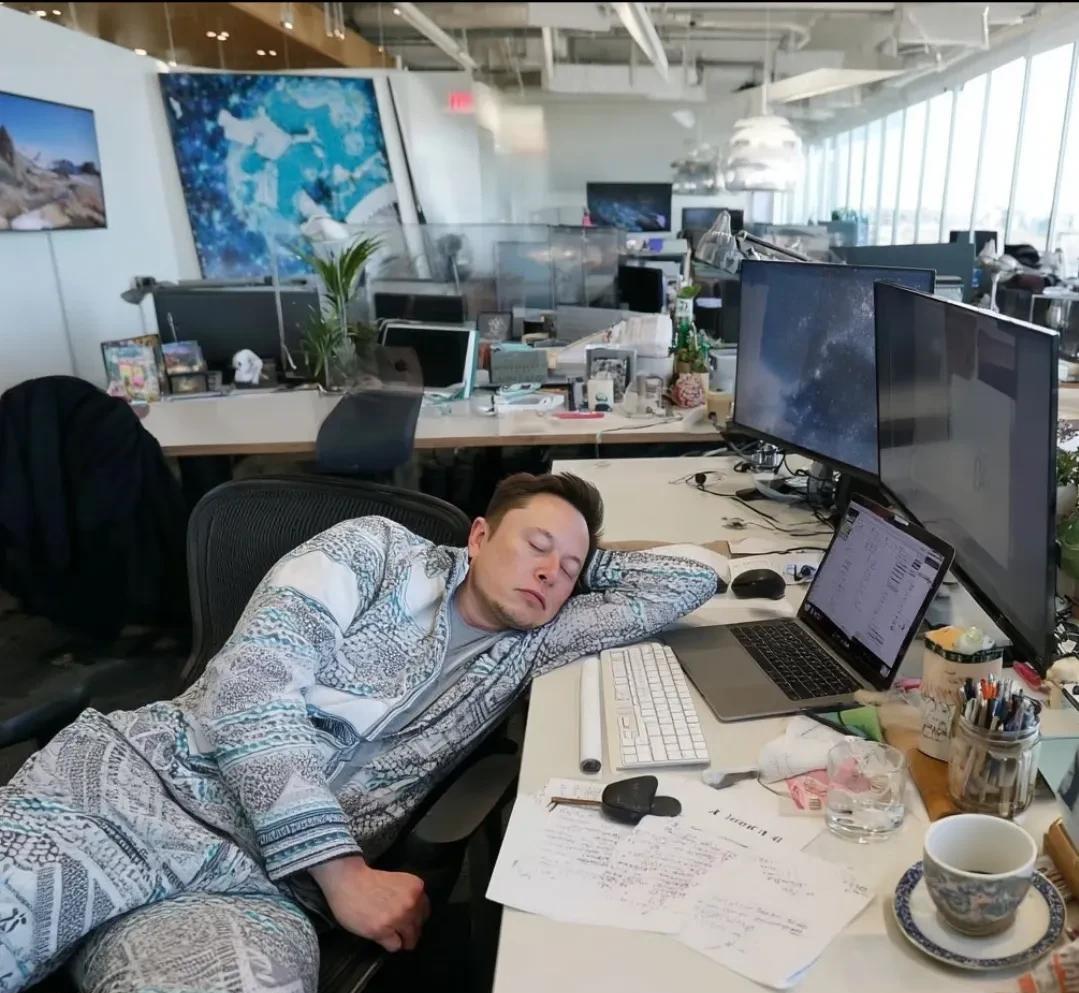 这是哪个公司的员工？上班没有上班的样子。[捂脸哭]