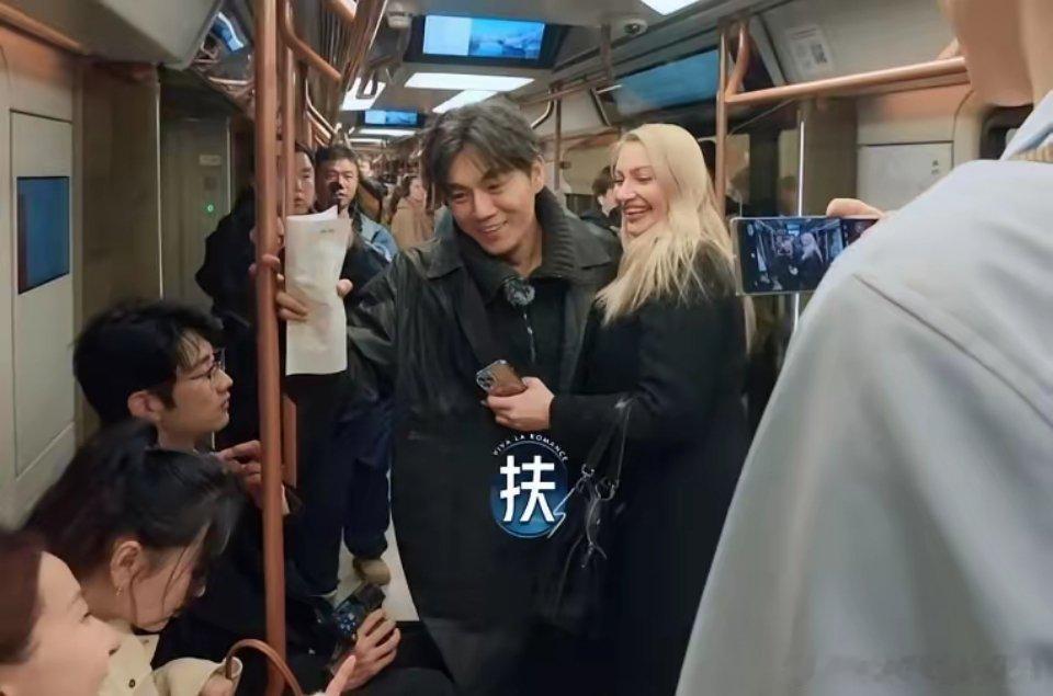 秦昊一行人在莫斯科坐地铁时，一位金发碧眼的外国美女想和秦昊合影，秦昊没有拒绝，但