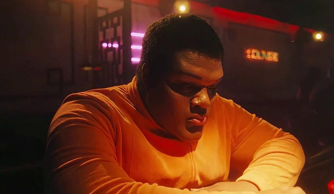 小黑终决定接受整形手术：美丽毒素背后的蜕变之旅