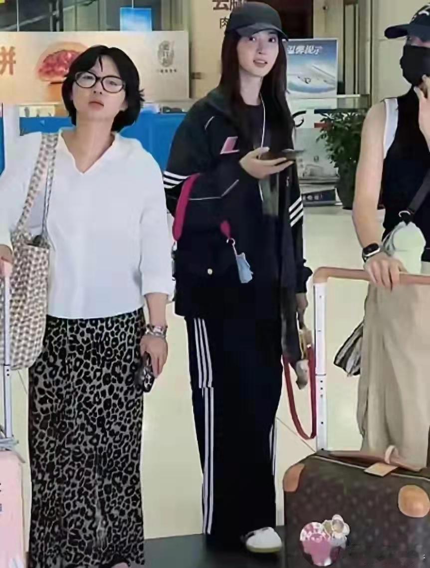 金晨现身丽江,嘴鼻不歪脸变圆,颜值回春像换了张脸!​​​
