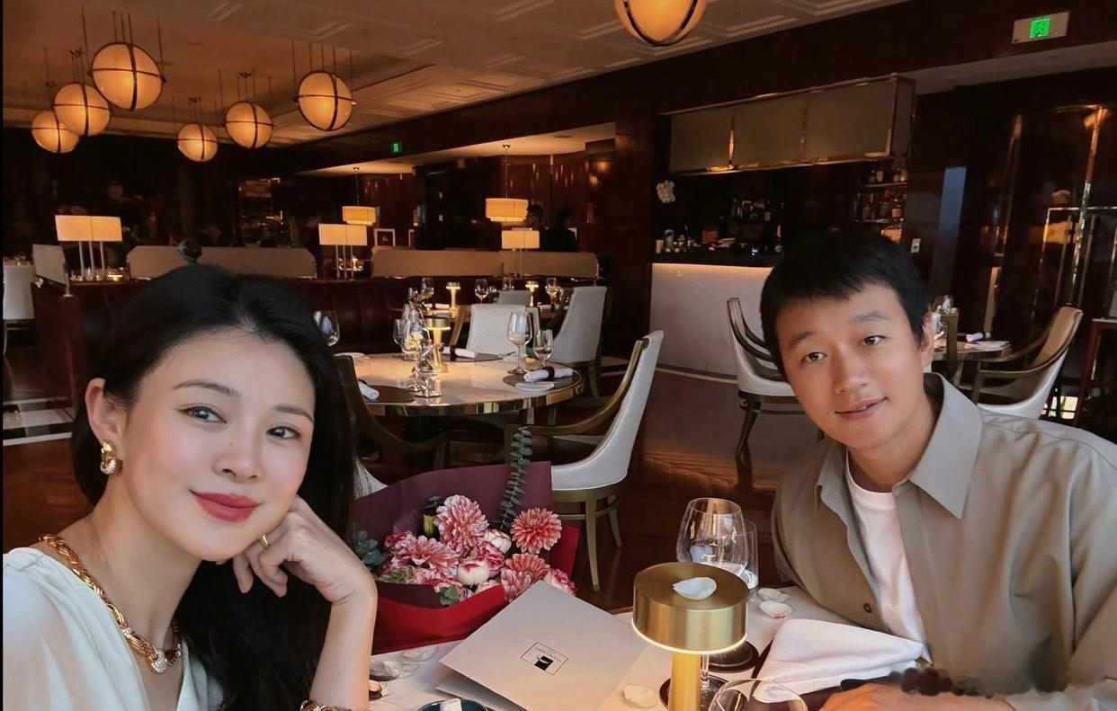 1.刘学义这次是捡漏来的剧，结果爆了，他也升咖了。2.朱亚文没有离婚，他老婆出来