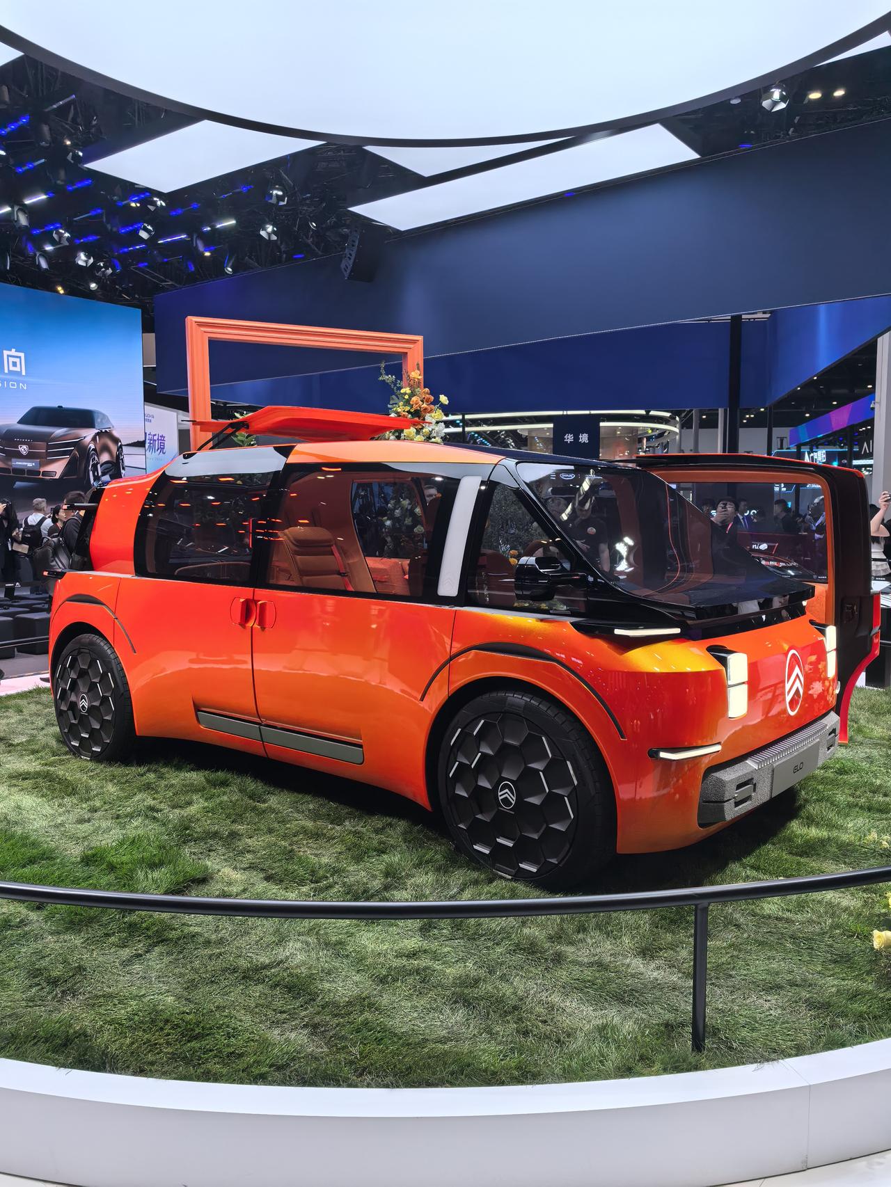 再来聊聊法系车。时隔三年，标致和雪铁龙终于重新回到国内A级车展的舞台了。先说标