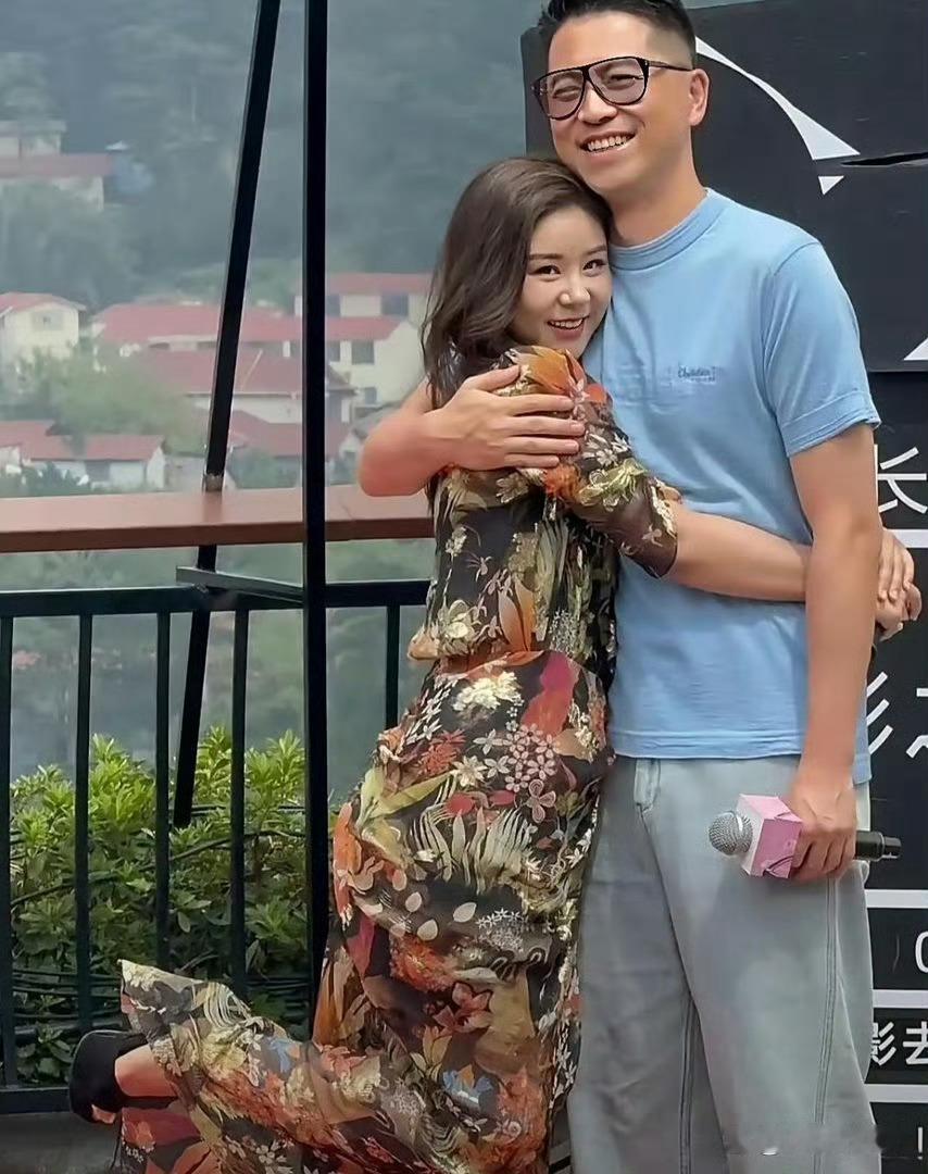 王雷和老婆李小萌在庐山被拍到，俩人一路撒狗粮。李小萌个子不算高，身材圆润了不少，