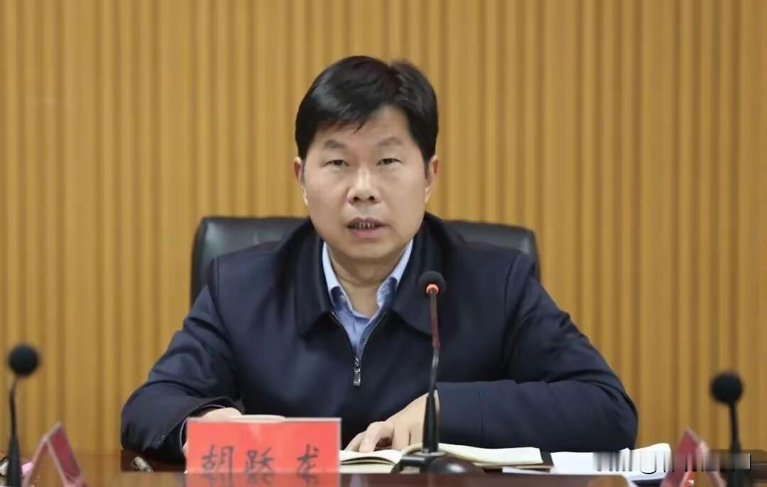 虽然只有中专学历，网友们看了对他（学历破格）提拔的新闻，不但没有一点负面情绪，反