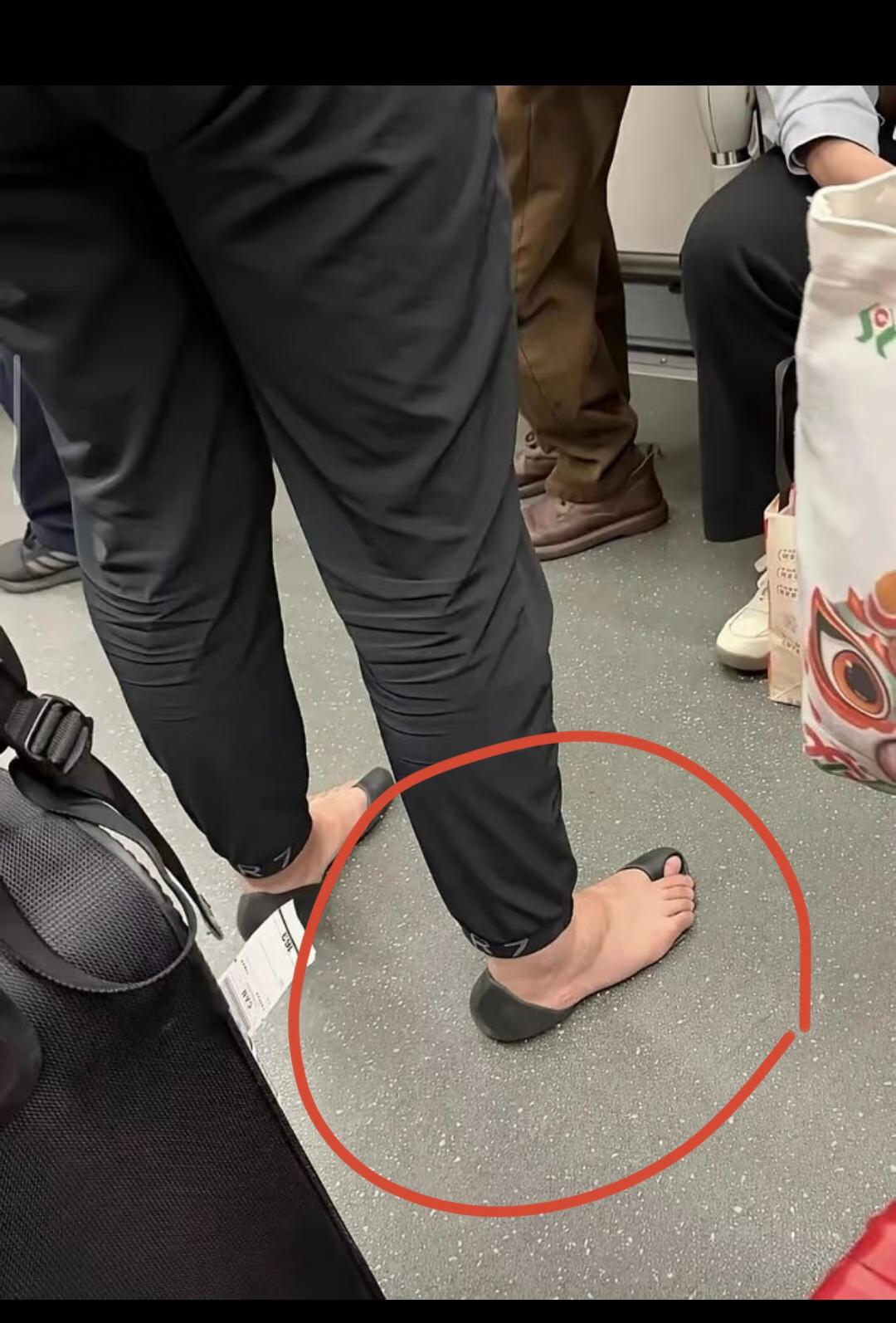 网友在地铁上拍到的的巴黎世家的新款鞋子！原来真的有大冤种去买这种鞋子[捂脸哭]