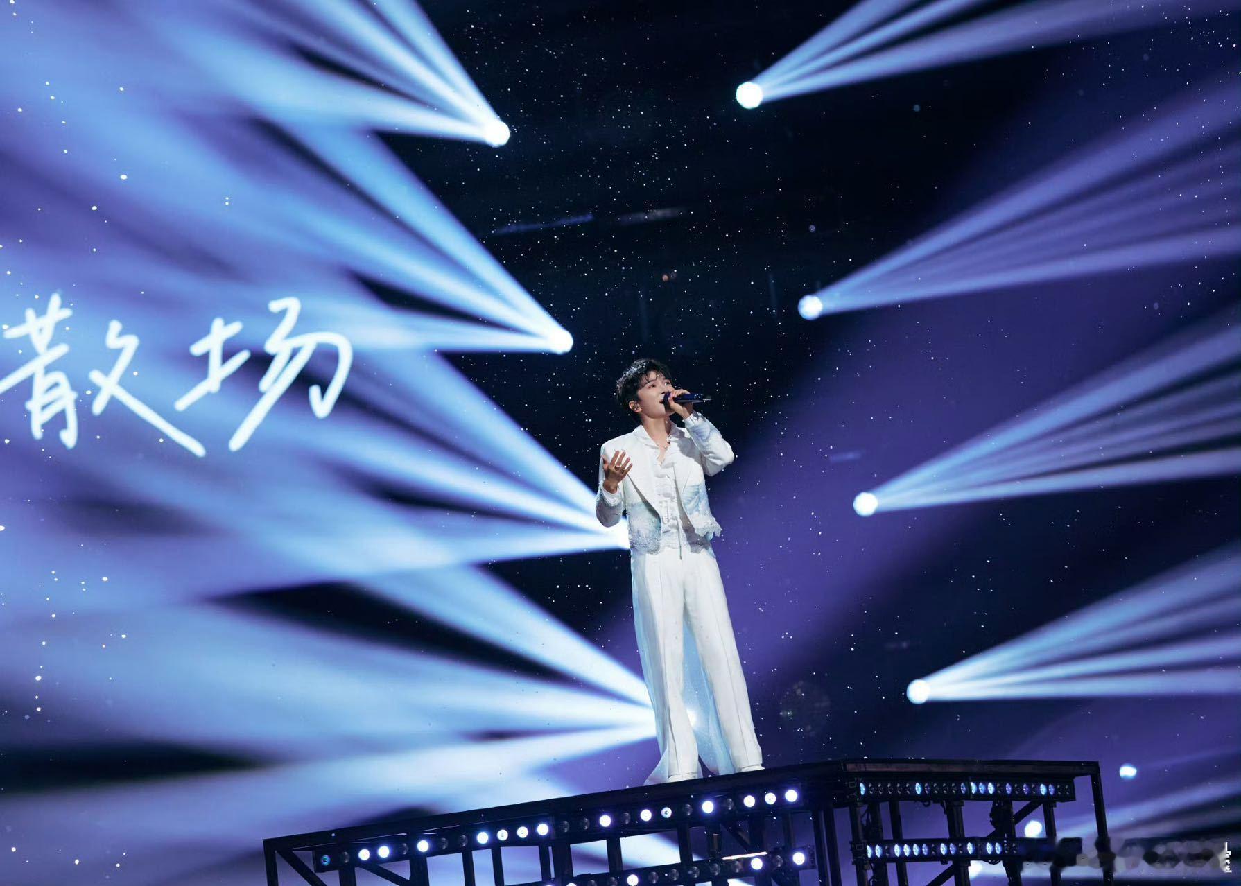 周深舞台定海神针周深用实力把舞台定海神针的意义诠释得淋漓尽致,群星合唱中,他凭