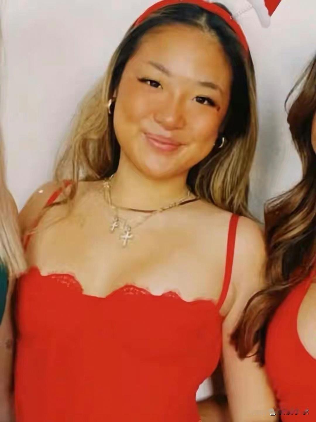张学友25岁大女儿的正脸照曝光！她的身材微胖，一副欧美风打扮，整个人看起来好成熟
