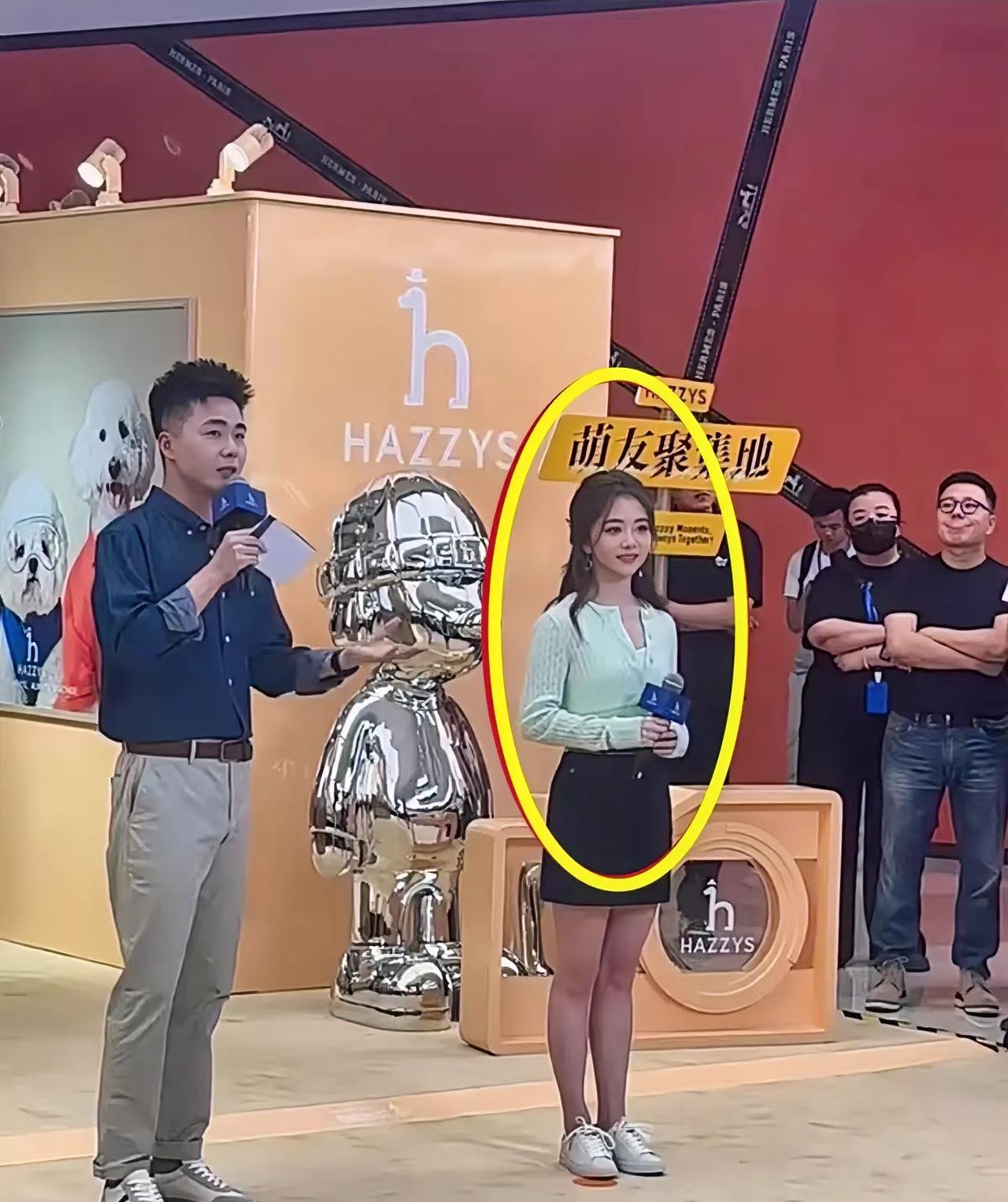 路人视角下的她竟然是这样的？？？？谭松韵的状态超级好啊，脸小小的，这就是青春女