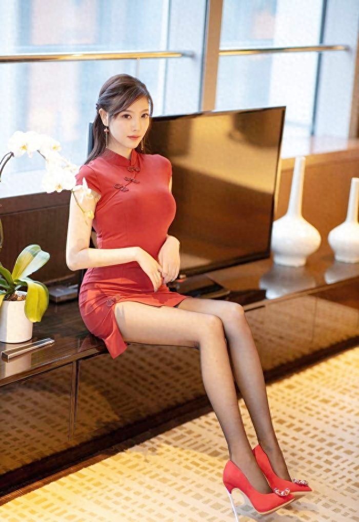 杨晨晨的红色旗袍与黑丝袜造型点亮东方美！