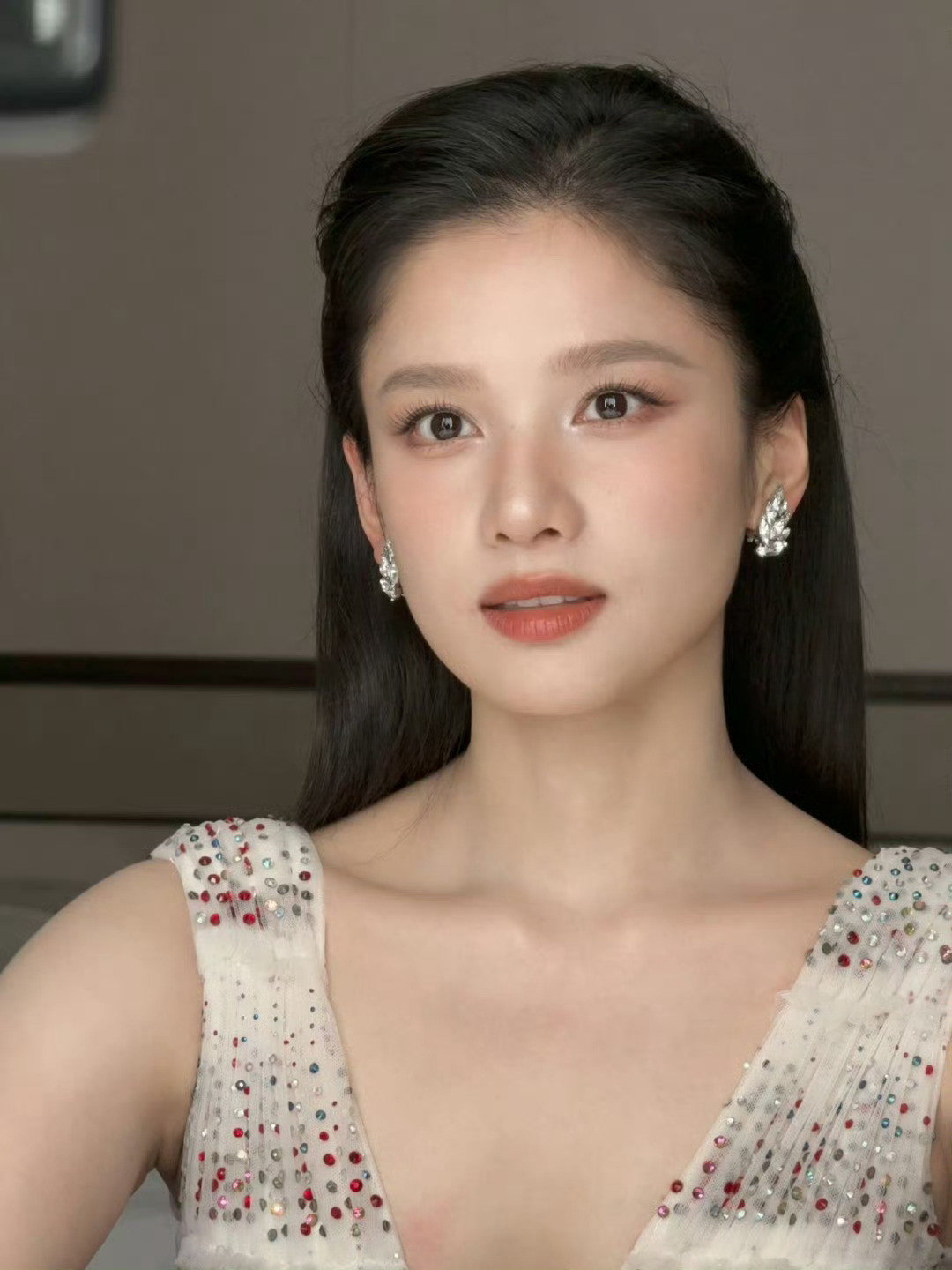 张婧仪状态神了，没有一点瑕疵的美貌，像钻石一样闪闪发光！