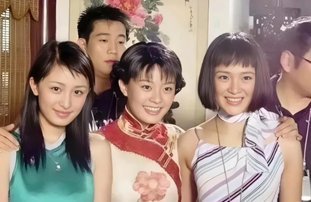 看看大家还能认出来这三位美女是谁吗？不得不说，虽然她们那时候看起来有点青涩，