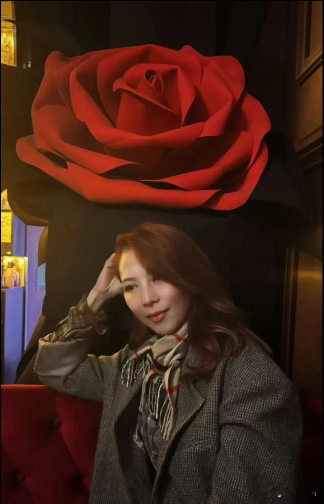 被蔡少芬的花式秀恩爱给甜到了。[呲牙笑]蔡少芬和张晋夫妻俩，在外面庆祝结婚18周