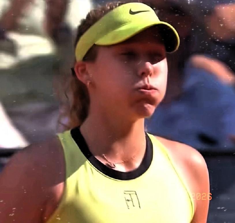 “小米辣”这回不哭了。昨晚，WTA1000赛马德里站结束两场女单半决赛：