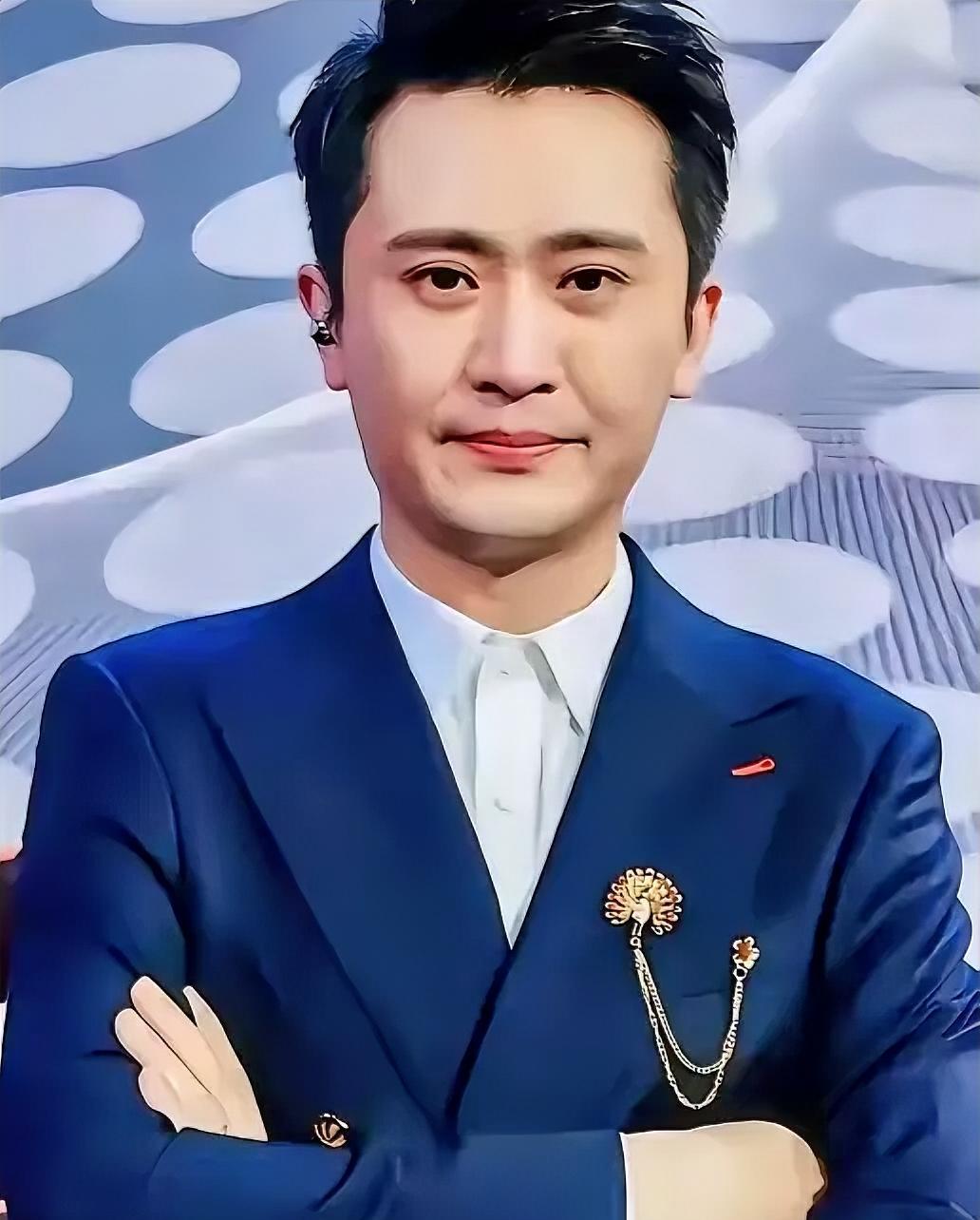 央视最“不红”的实力派，居然默默撑了19年。论名气，他不如顶流名嘴；论资历