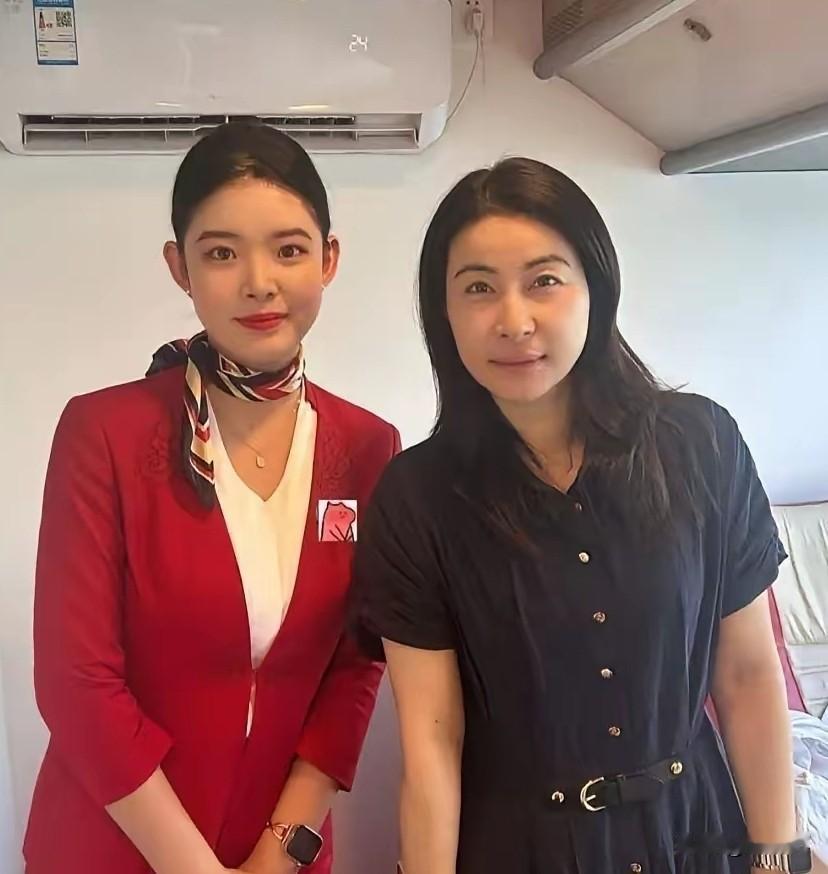 郭晶晶长相单独看真没什么特别之处，但只要是和人合影，那种独特的气场与韵味就展现出