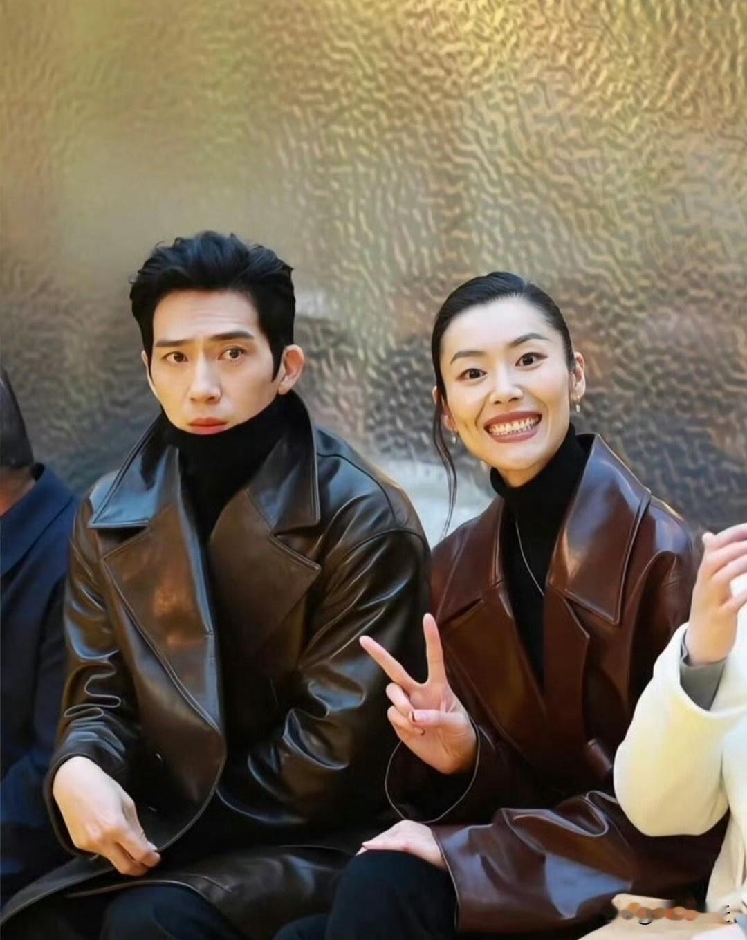 刘雯井柏然秀场情侣装合体,这同框直接把秋冬时尚感拉满!刘雯的酒红色皮衣风衣自带