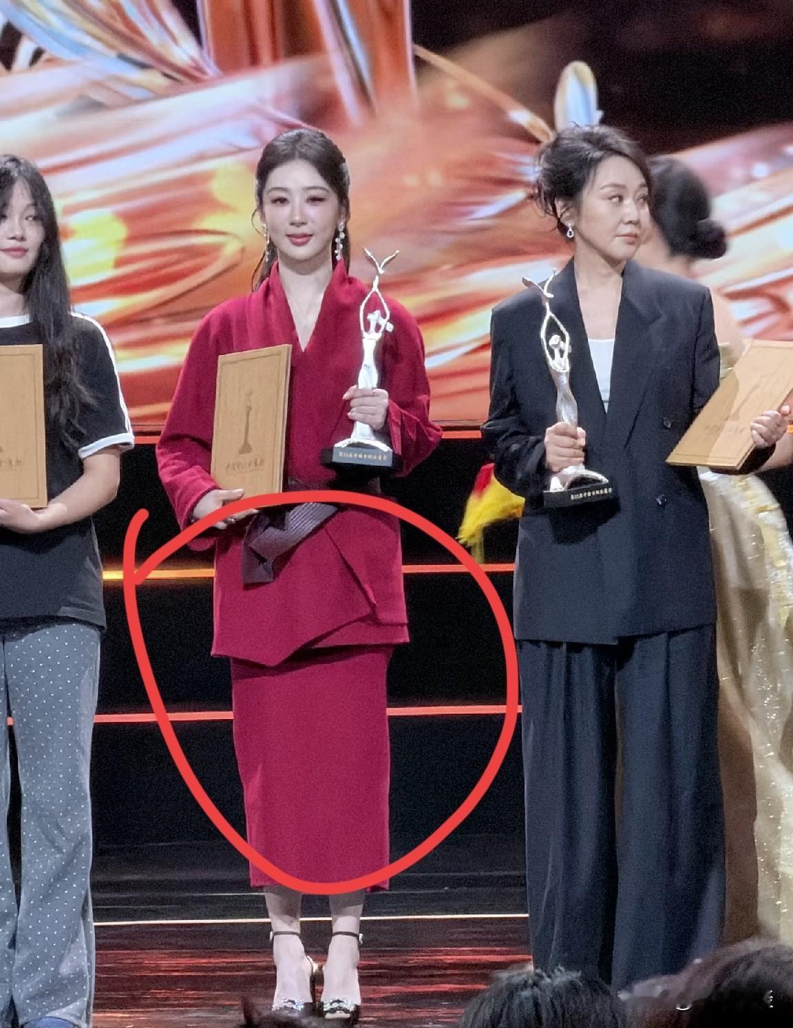 现在最后悔的人，估计就是杨紫了吧。不过，我倒觉得，这套礼服的问题不能全算在杨紫身上。人瘦，和穿什么都