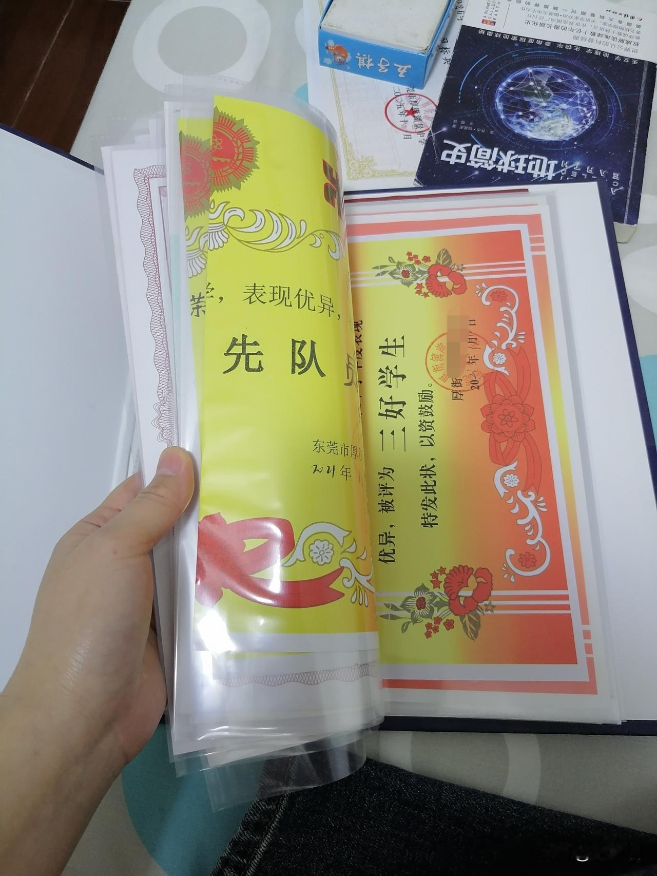 昨天整理儿子的房间，看到一个奖状本，整整满满一本奖状，记载了他的学习成果，从一年