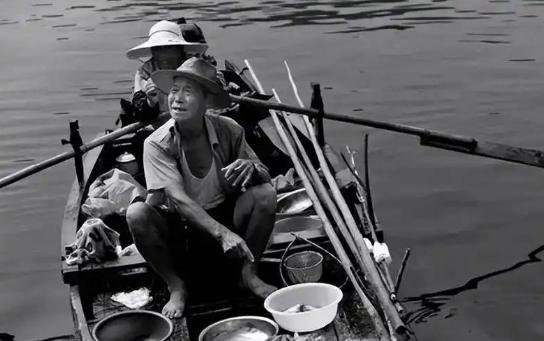 1942年夏天，胶东半岛的渔民高山奎带着两个孙女出海，收网时捞上来一具日本军官的