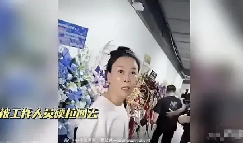 在演唱会观众席里，张雅琪整整三个小时坐在内场第三排中间动都没动，旁边人推她袖子让她挪个位置，她硬是没