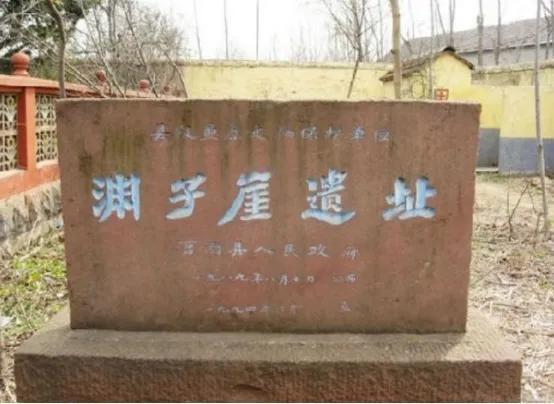 1941年，日军包围渊子崖村后，准备枪杀所有村民。然而，312名村民选择绝地反击