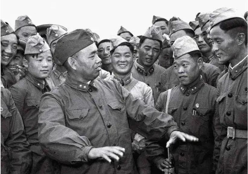 1955年初，我军发展史上发生了一件大事，华东军区取消番号了，取而代之的是南京军