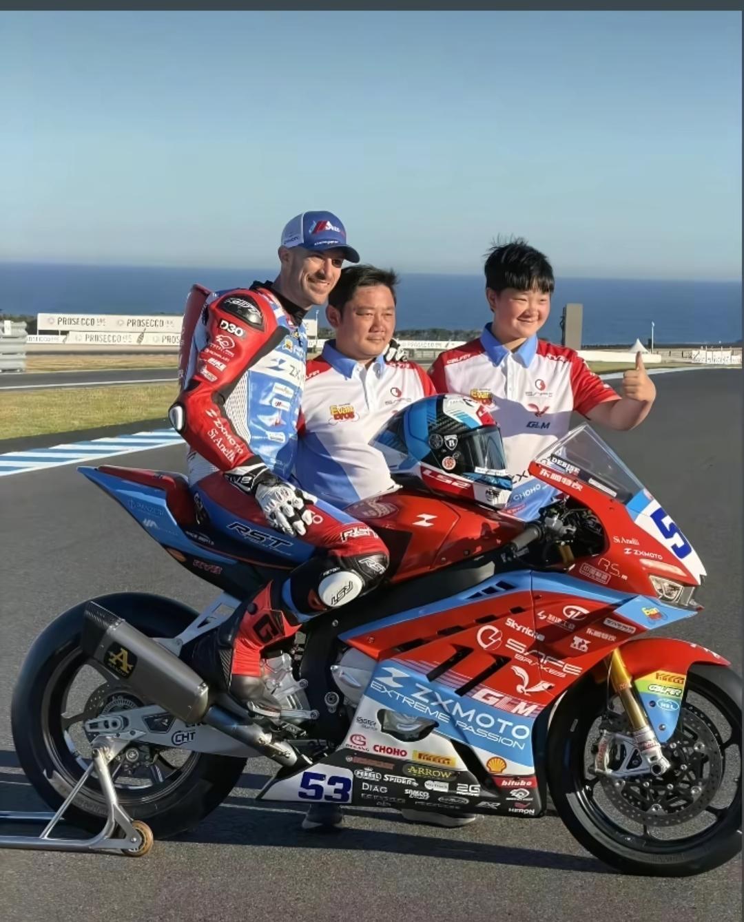 霞湖世家下单10部张雪机车霞湖世家郭总：张雪你真了不起啊，我没有劳斯莱斯送给你