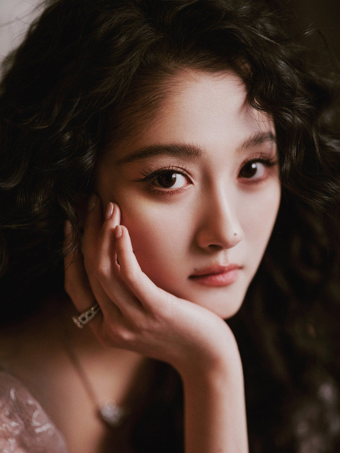 关晓彤闪耀粉裙关晓彤身姿关晓彤身姿，好闪耀啊~