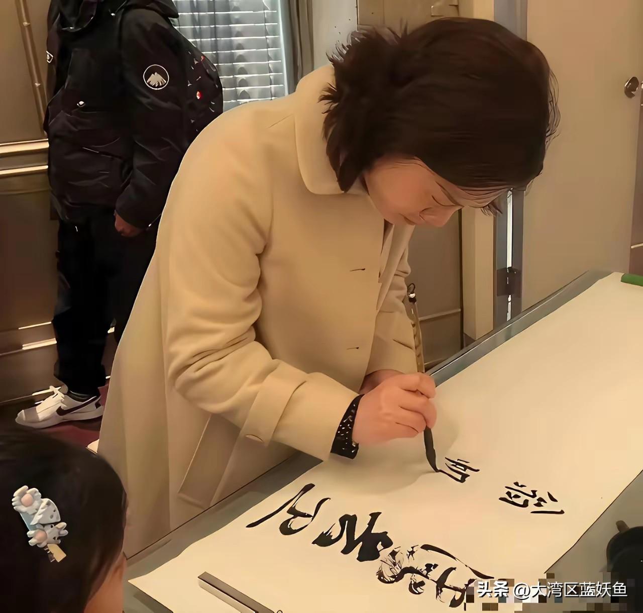 翁帆说不会去英国定居，大半时间陪着快八十的父母，挺好的。她本身是博士，有学