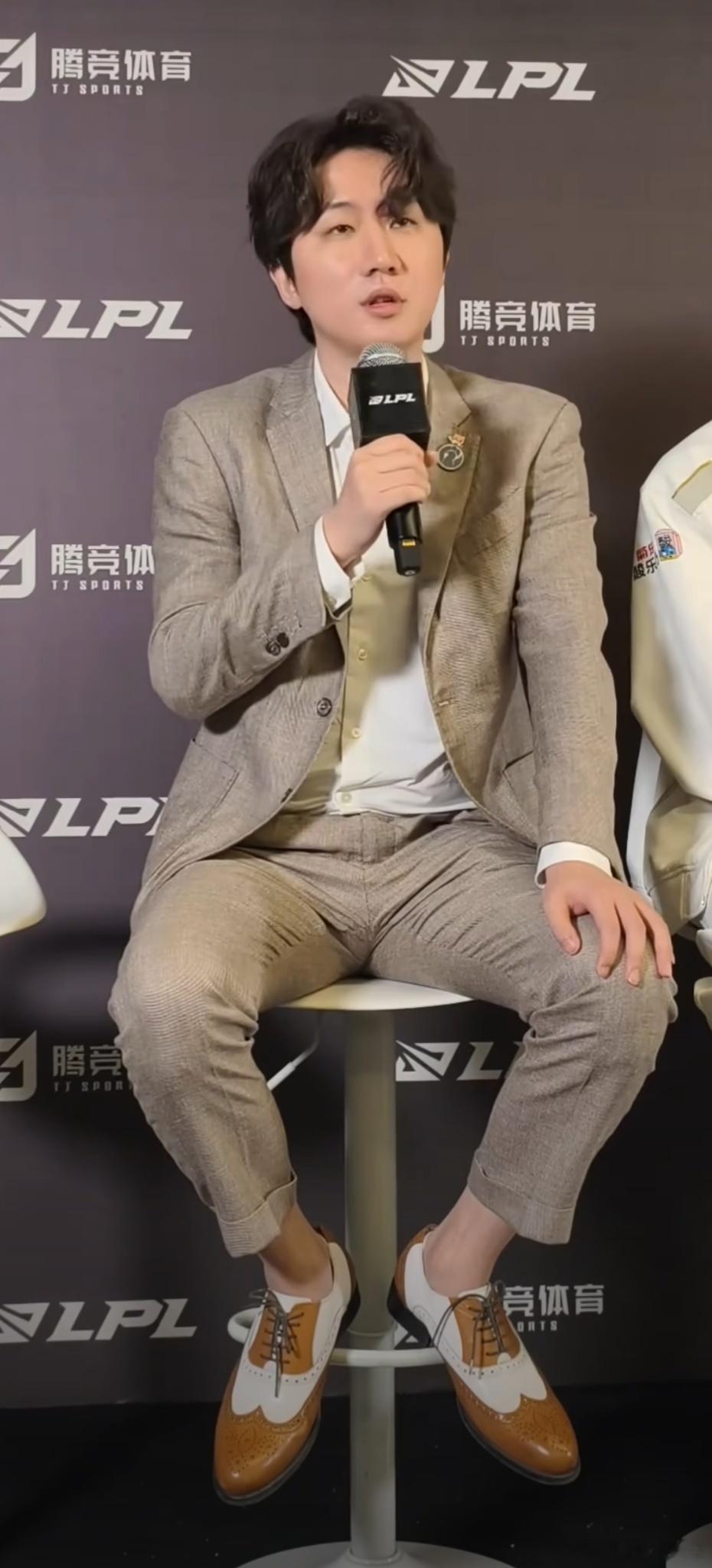 本来无限接近的iG.Elk在深夜迎来极限翻转，貌似最新情况是WBG.Elk了。另