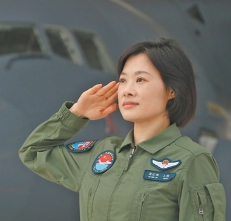 这位女机长在阅兵的时候火了，受人爱戴。这几天，她说的一番话，更是让我感动！运油—