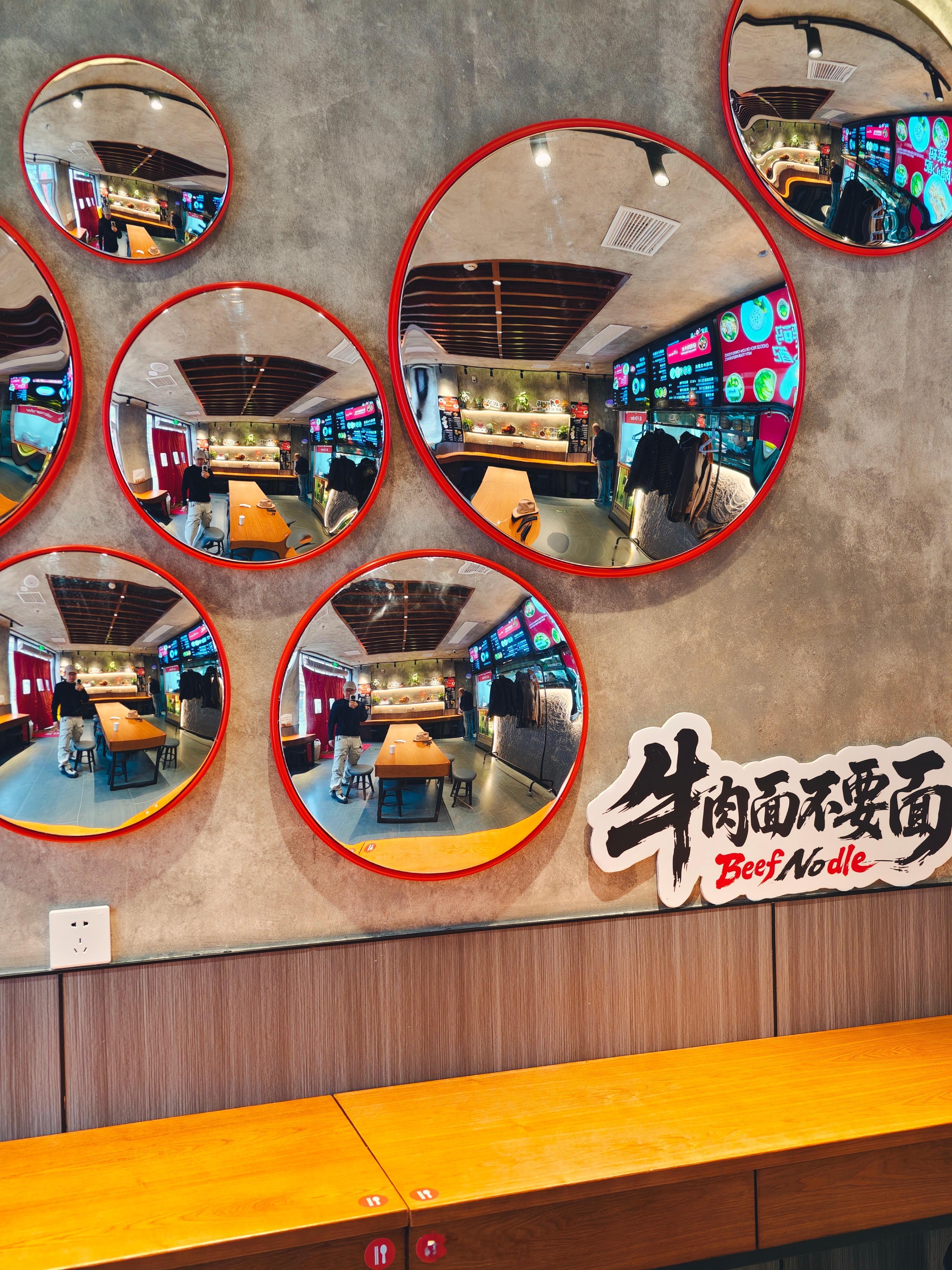 传说中的“牛肉面不要面”秘制炖牛肉按量结算，主食单选，从素面到米粉再到意大利管面