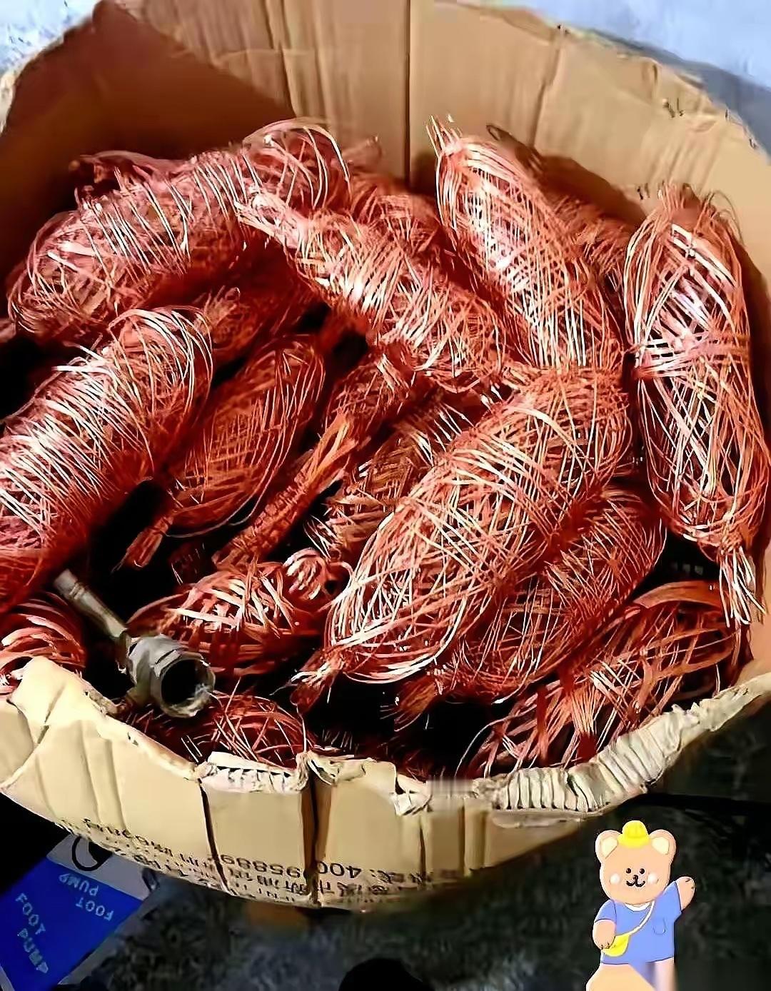 我爸攒了四年的废铜，两三百斤，昨天拿去卖，人家一口价直接把老爷子干沉没了。晚