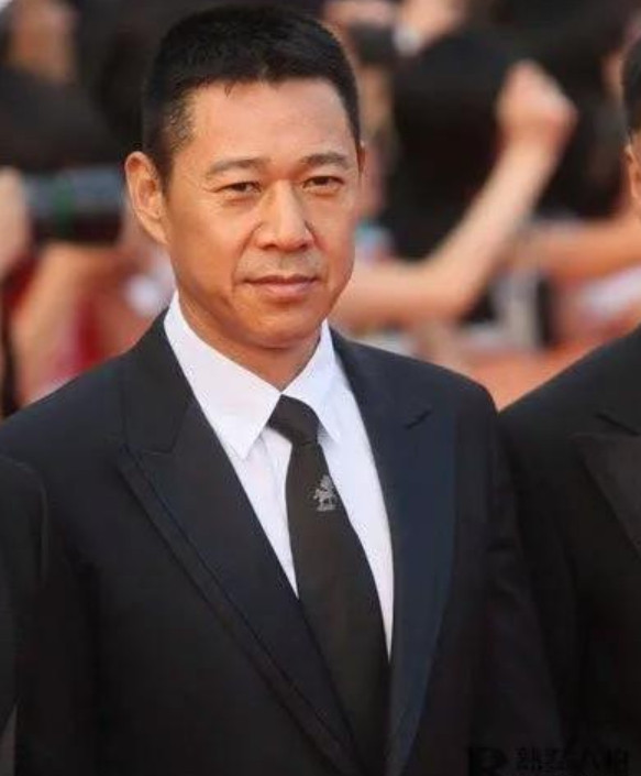 1996年，陈凯歌花费1个亿打造了亲皇宫，并且邀请张丰毅来饰演“荆轲”，张丰毅就