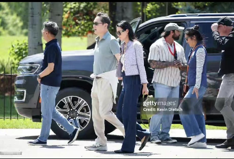7月9日，邓文迪现身太阳谷峰会，G社生图曝光，她小腹稍微有点隆起，身材暴露了年龄