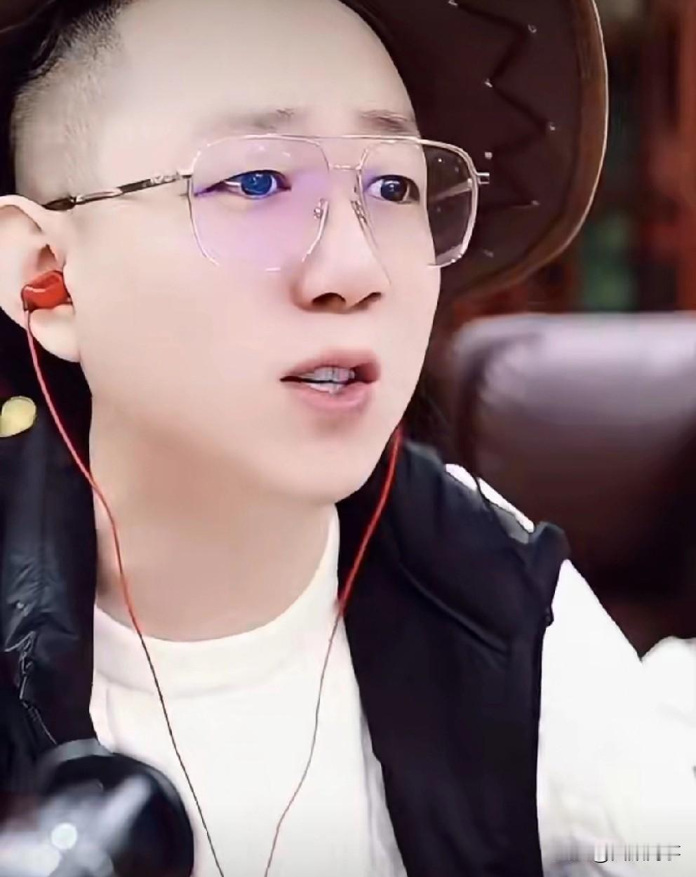 王小源为沈曼“洗白”，碎嘴喊话：把她当个小Jie看！“碎