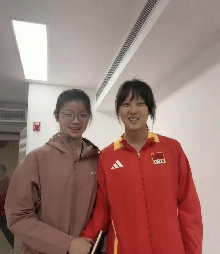 U16的小接应和范泊宁合影范泊宁现在是常州小队员的榜样