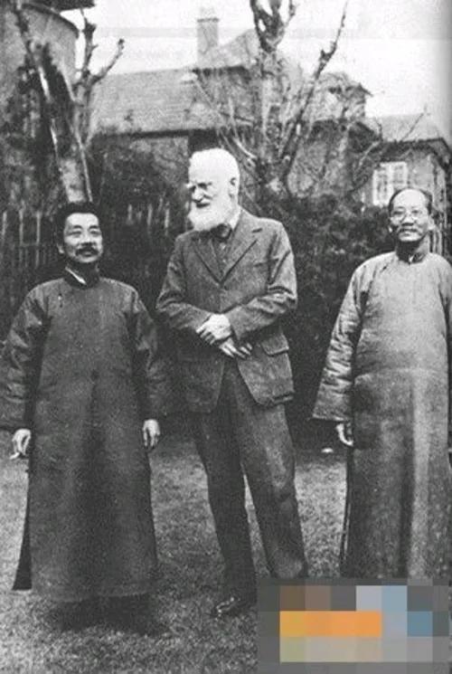 浓缩就是精华，三人行鲁迅最矮，但他气势不输，一副雄赳赳自信满满的样子。