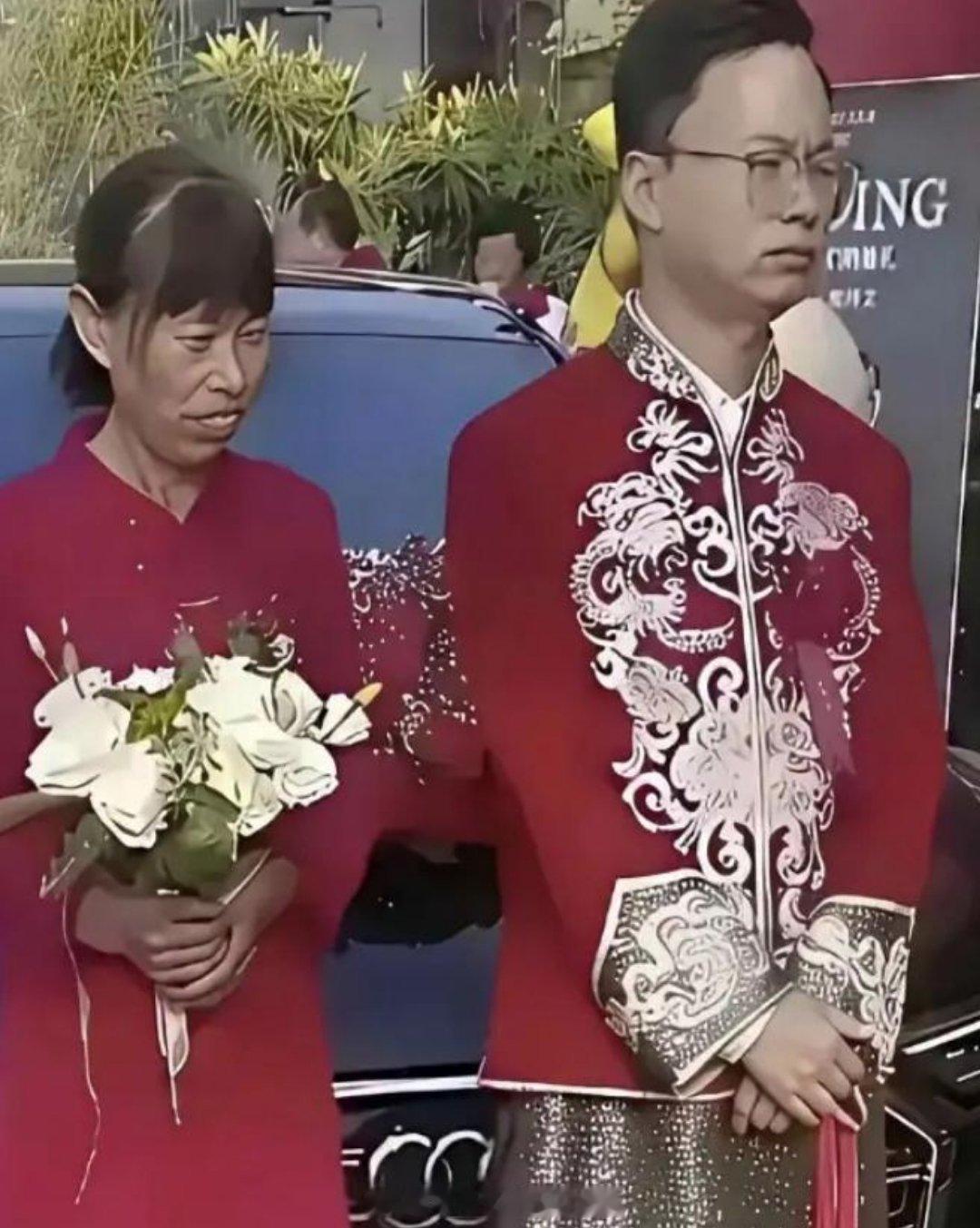 结婚脸比锅底黑：大哥你乐一个啊