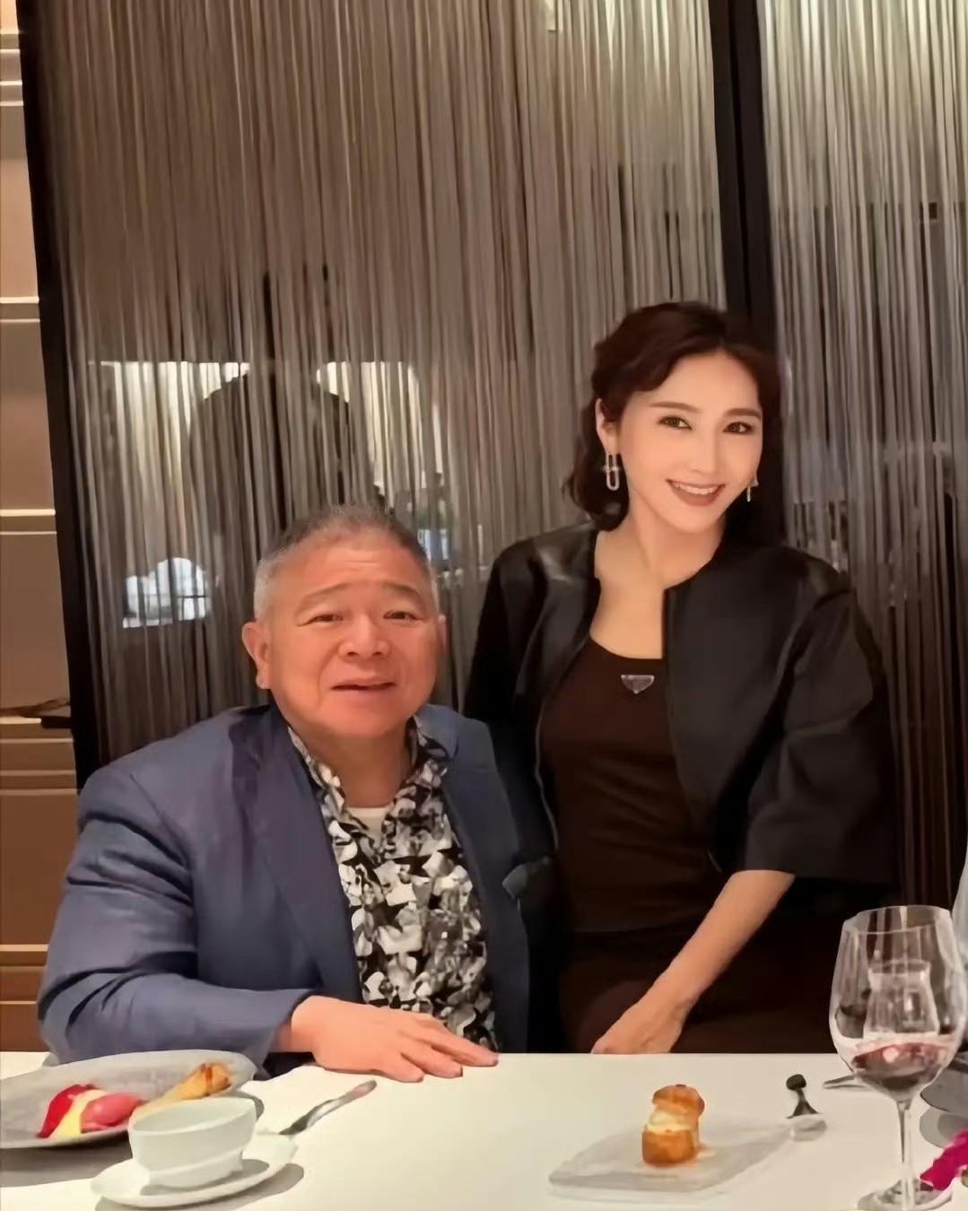 李嘉欣和黎姿这两位港圈女神又同框了！这次两人直接带着各自老公一起参加聚餐，四大名