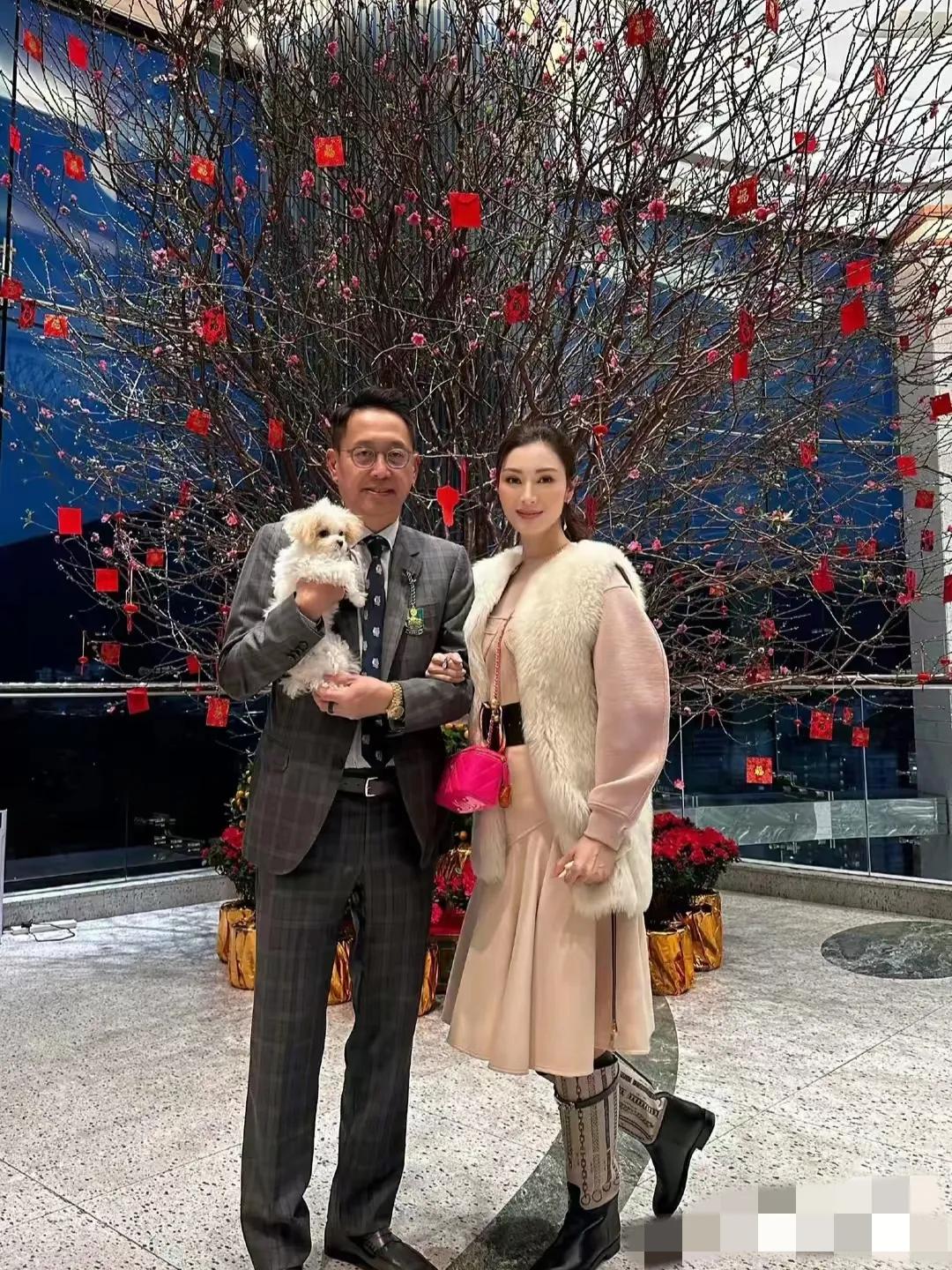 李嘉欣大年初二晒幸福李嘉欣自从结婚后这衣品真是直线下降呀越来越有钱也拯救不了