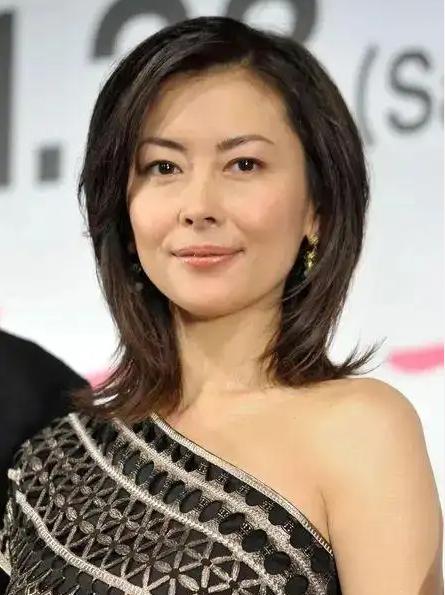 日本遗产税就是一台合法的抢钱机器。去年的日剧女王中山美穗去世，留下了20亿日元的