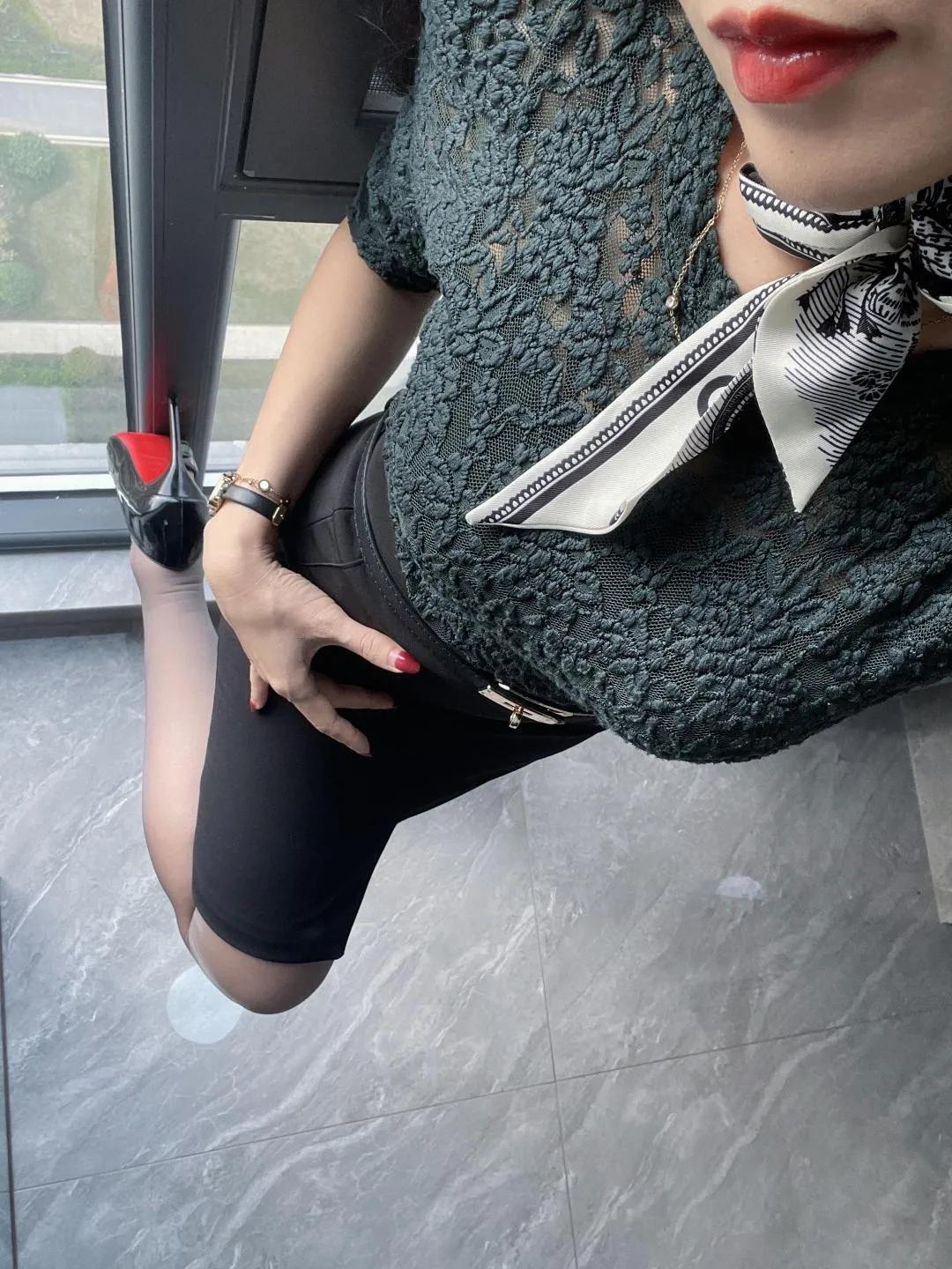 准备好明天送我的礼物了吗？御姐高跟鞋